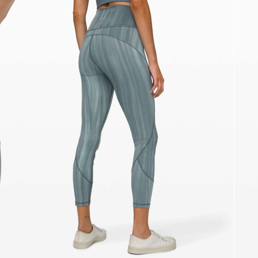 Lululemon In Movement Tight 25" *EverluxLinear Spray Dye White Deep Ocean